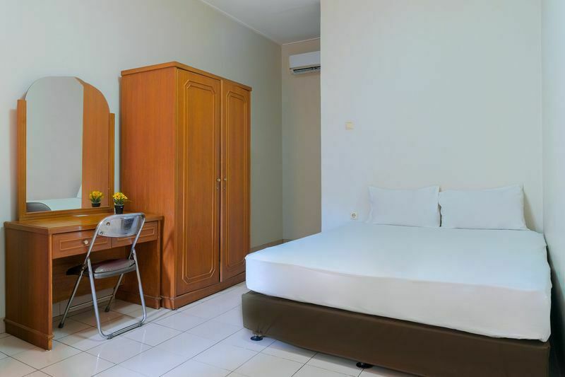 spacious_double_bed_bedroom1_setiabudi_genteng_ijo_residence_1_th-1624504867